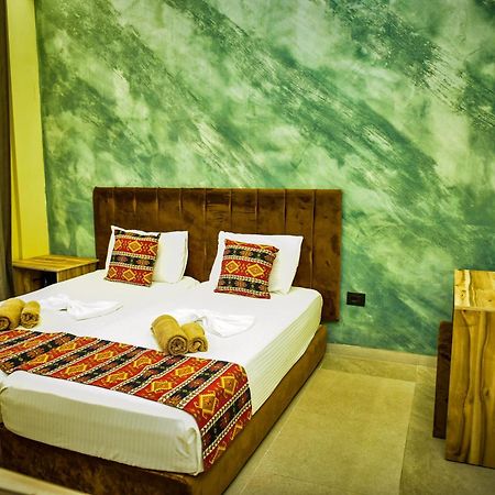 Te Bujtina Hotel- Cozy Stay With Traditional Breakfast Near Beach Golem  Exteriör bild
