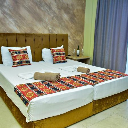 Te Bujtina Hotel- Cozy Stay With Traditional Breakfast Near Beach Golem  Exteriör bild