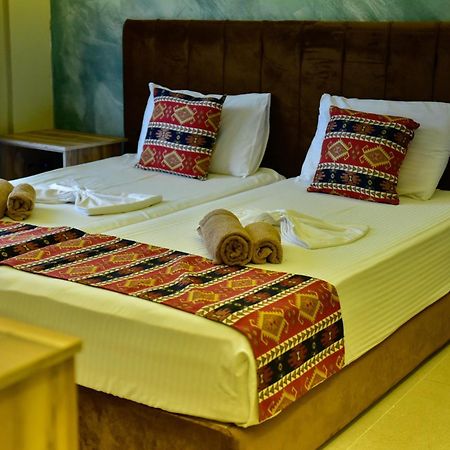 Te Bujtina Hotel- Cozy Stay With Traditional Breakfast Near Beach Golem  Exteriör bild