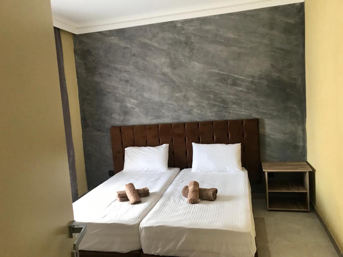 Te Bujtina Hotel- Cozy Stay With Traditional Breakfast Near Beach Golem  Exteriör bild