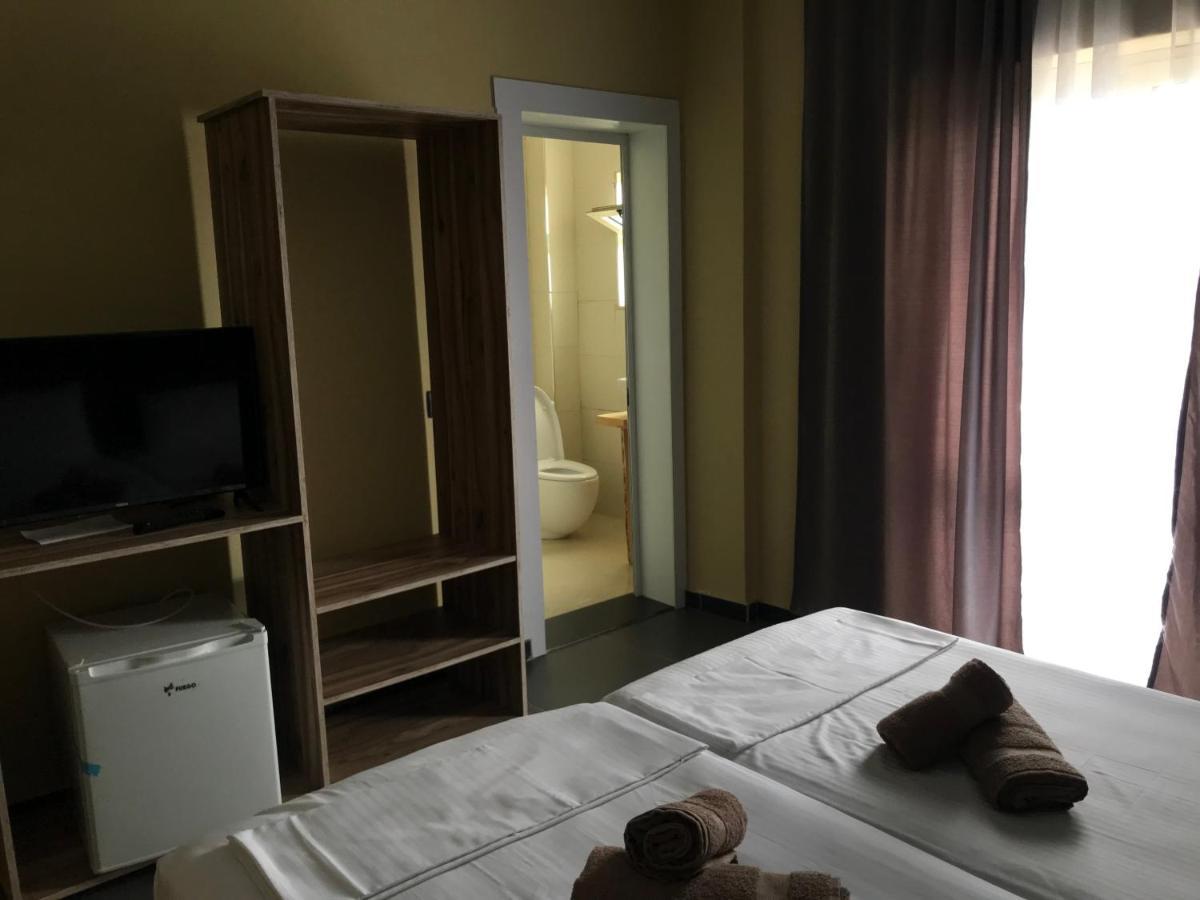 Te Bujtina Hotel- Cozy Stay With Traditional Breakfast Near Beach Golem  Exteriör bild