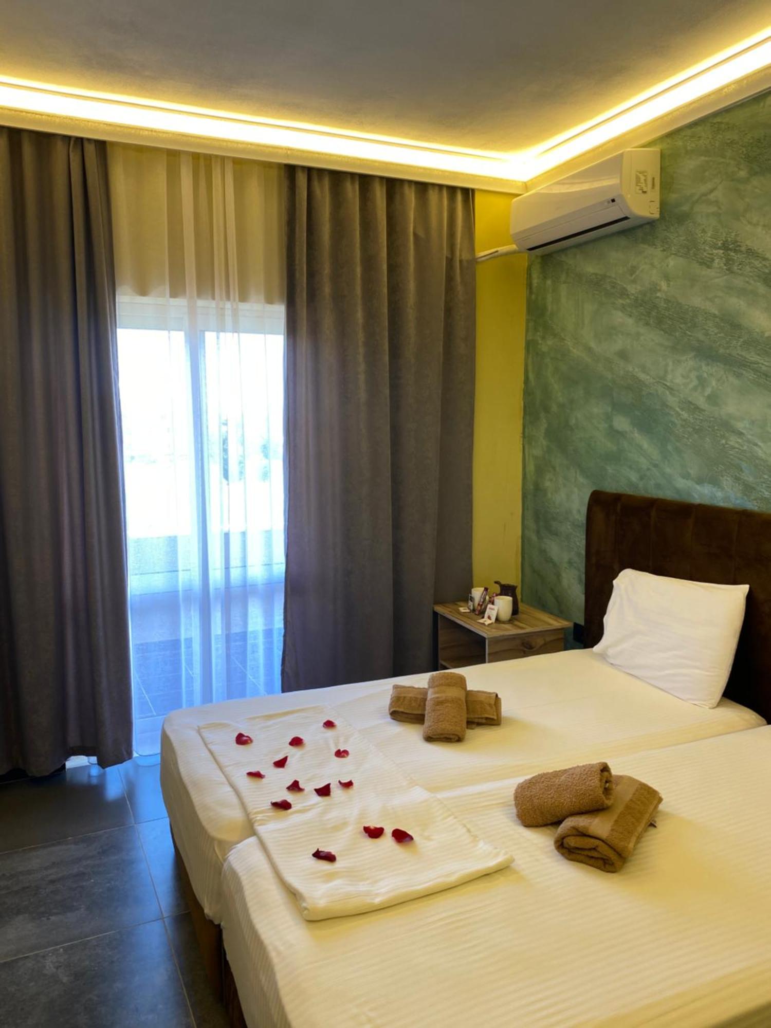 Te Bujtina Hotel- Cozy Stay With Traditional Breakfast Near Beach Golem  Exteriör bild