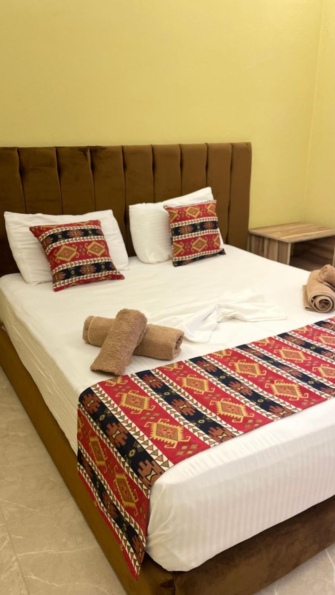 Te Bujtina Hotel- Cozy Stay With Traditional Breakfast Near Beach Golem  Exteriör bild