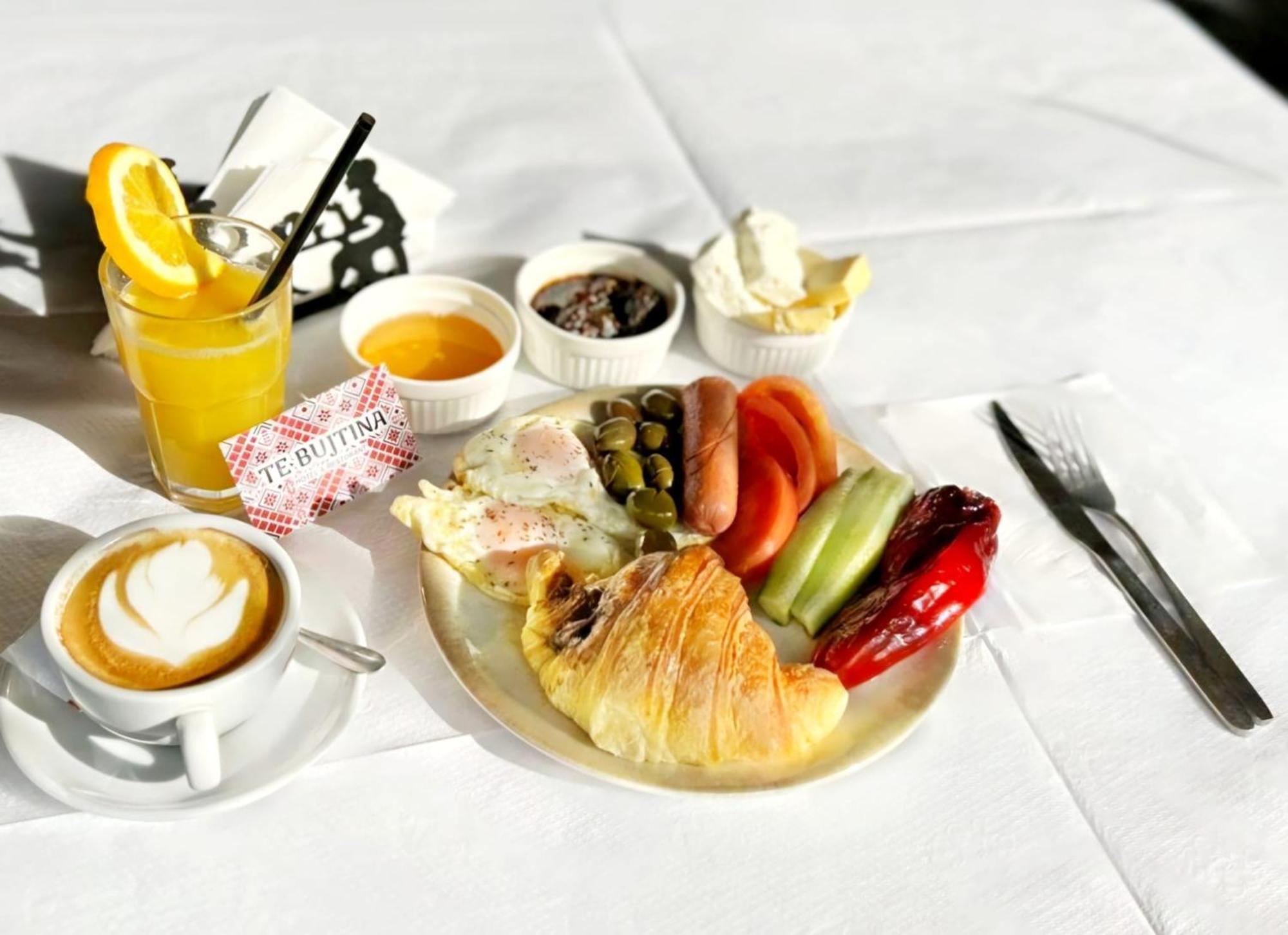 Te Bujtina Hotel- Cozy Stay With Traditional Breakfast Near Beach Golem  Exteriör bild