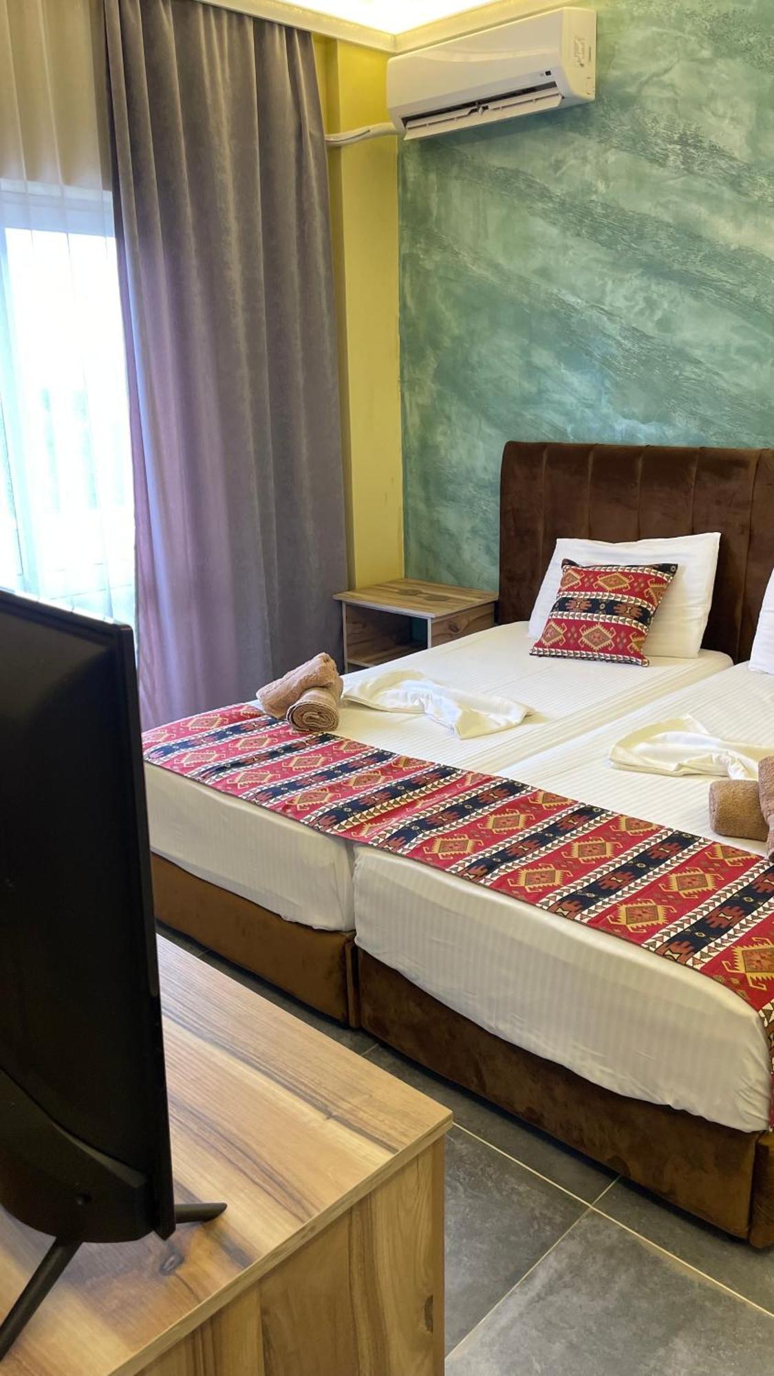 Te Bujtina Hotel- Cozy Stay With Traditional Breakfast Near Beach Golem  Exteriör bild