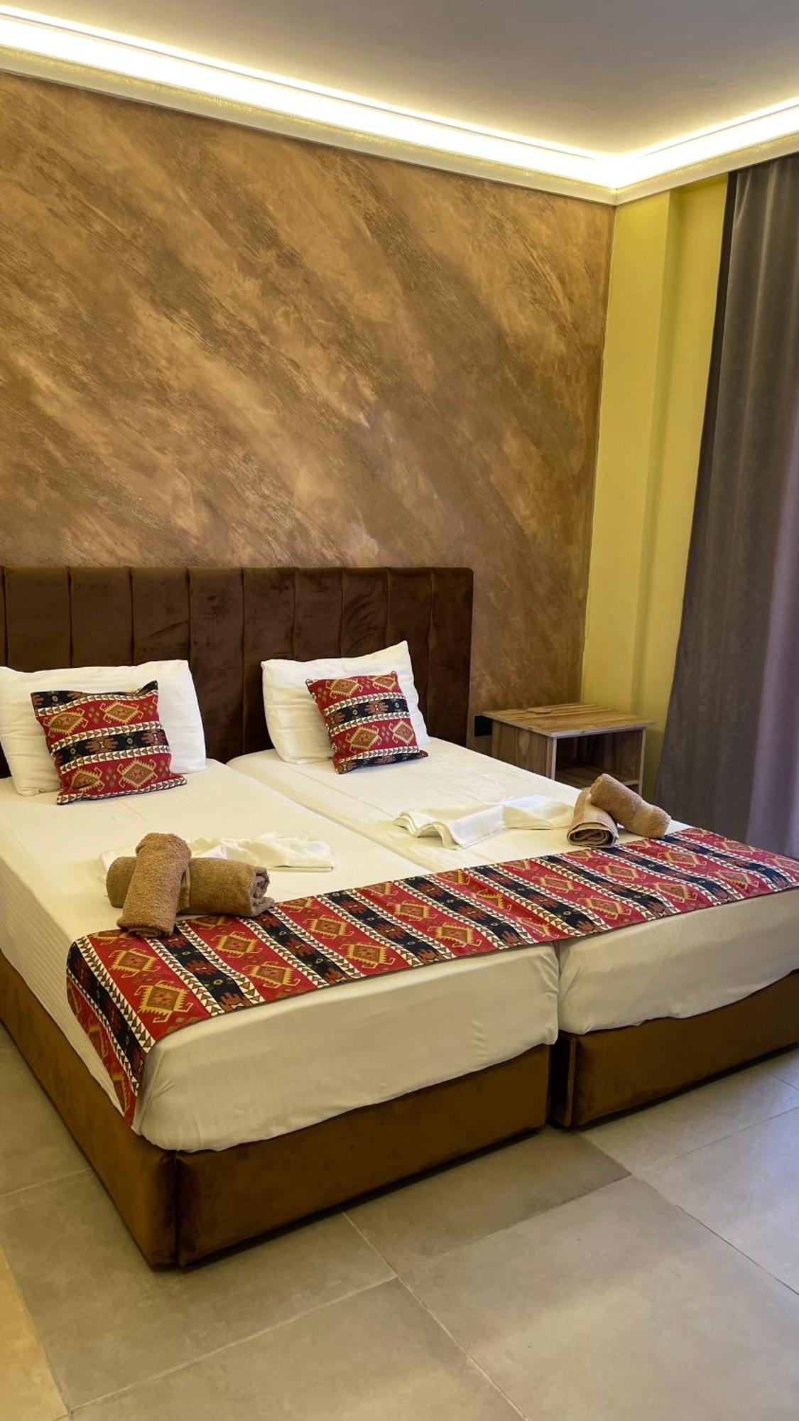 Te Bujtina Hotel- Cozy Stay With Traditional Breakfast Near Beach Golem  Exteriör bild