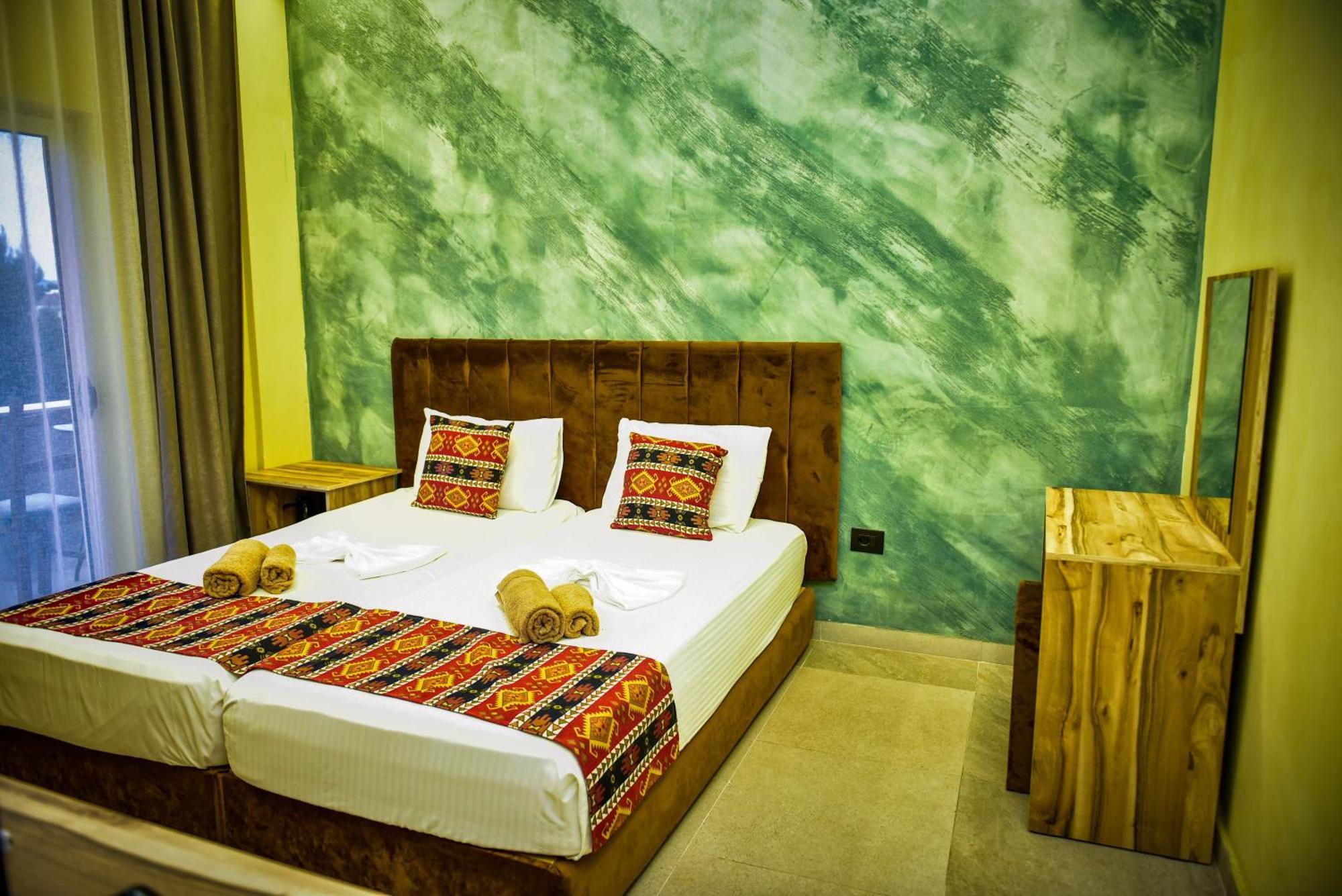 Te Bujtina Hotel- Cozy Stay With Traditional Breakfast Near Beach Golem  Exteriör bild