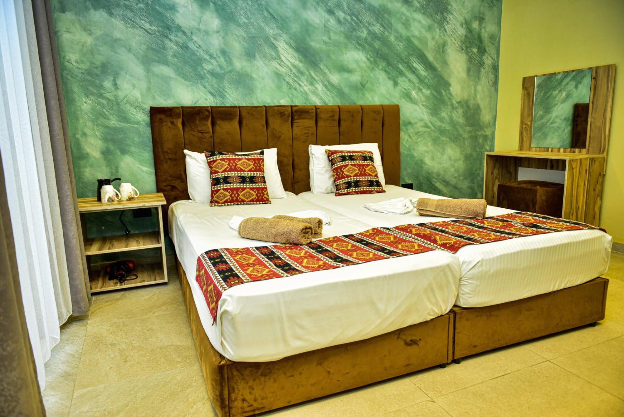 Te Bujtina Hotel- Cozy Stay With Traditional Breakfast Near Beach Golem  Exteriör bild