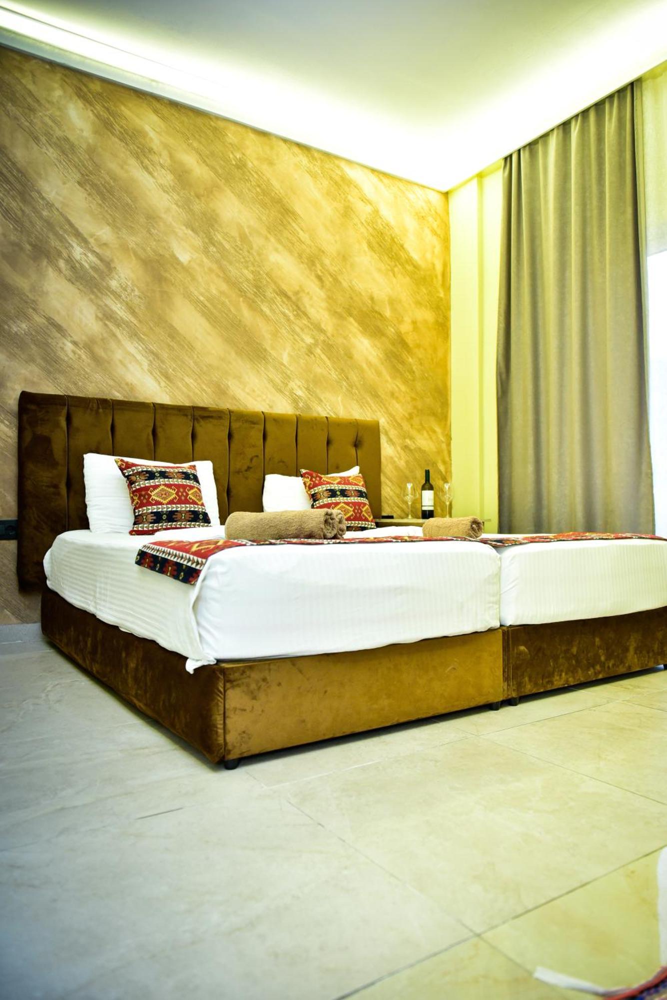 Te Bujtina Hotel- Cozy Stay With Traditional Breakfast Near Beach Golem  Exteriör bild