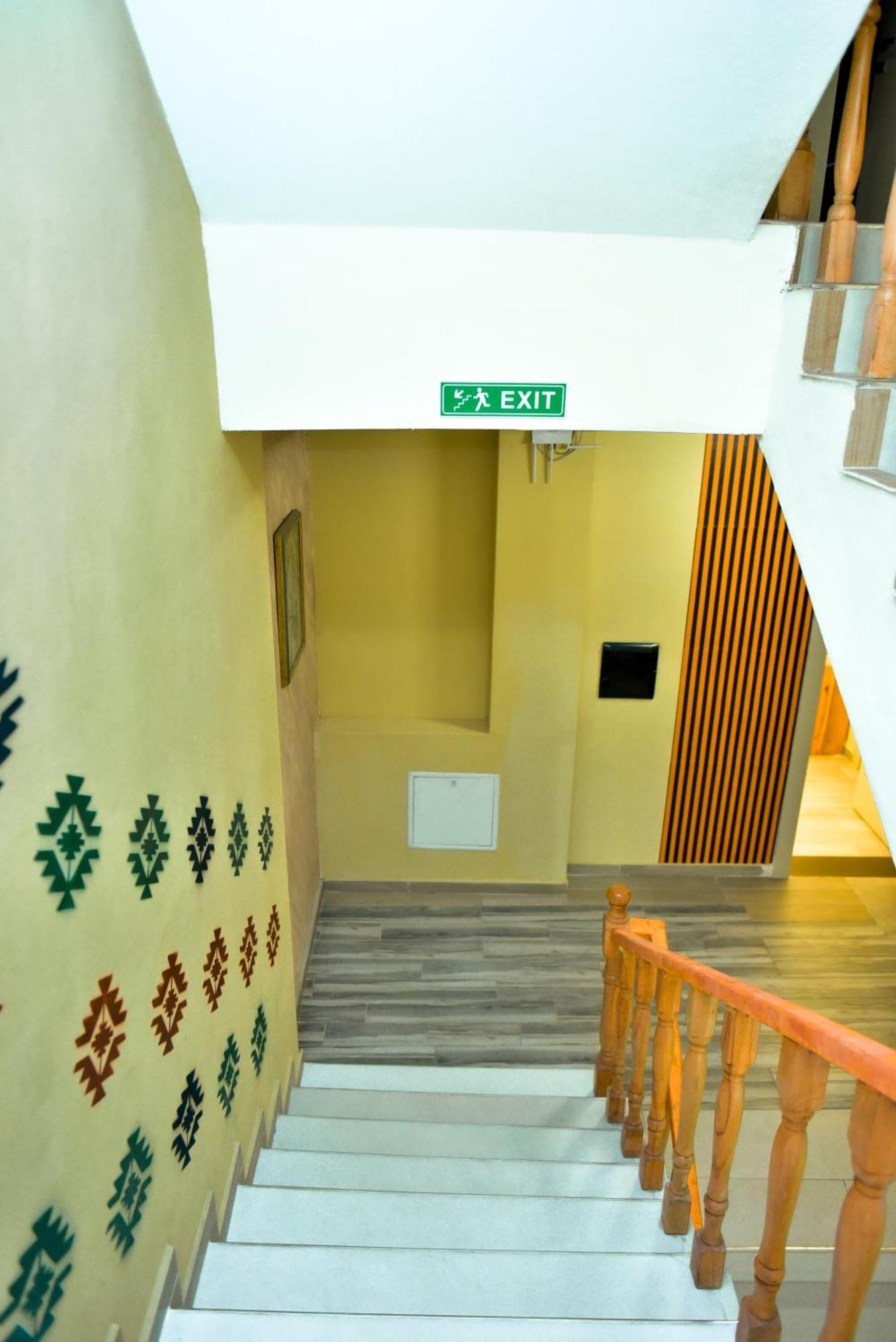 Te Bujtina Hotel- Cozy Stay With Traditional Breakfast Near Beach Golem  Exteriör bild