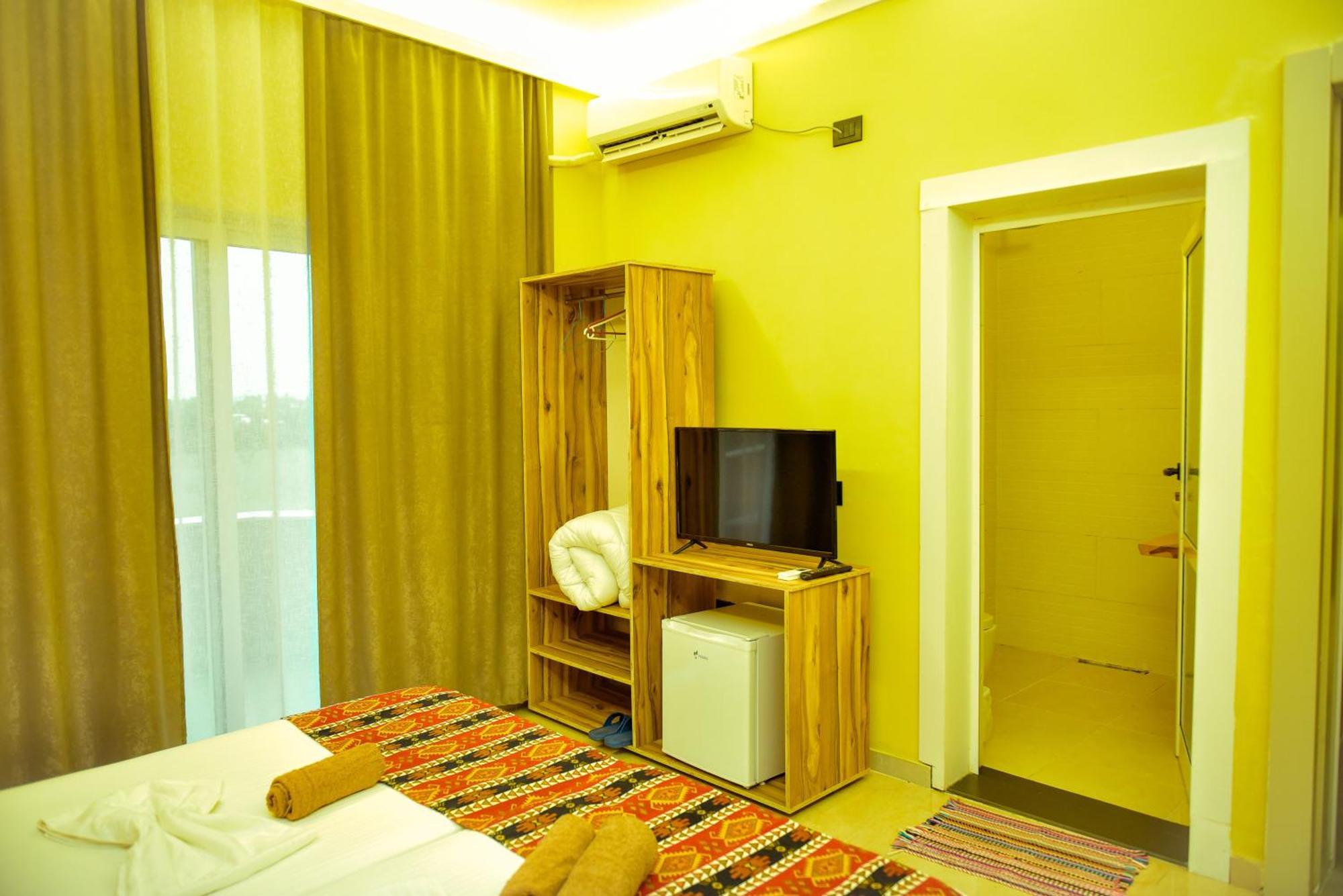 Te Bujtina Hotel- Cozy Stay With Traditional Breakfast Near Beach Golem  Exteriör bild