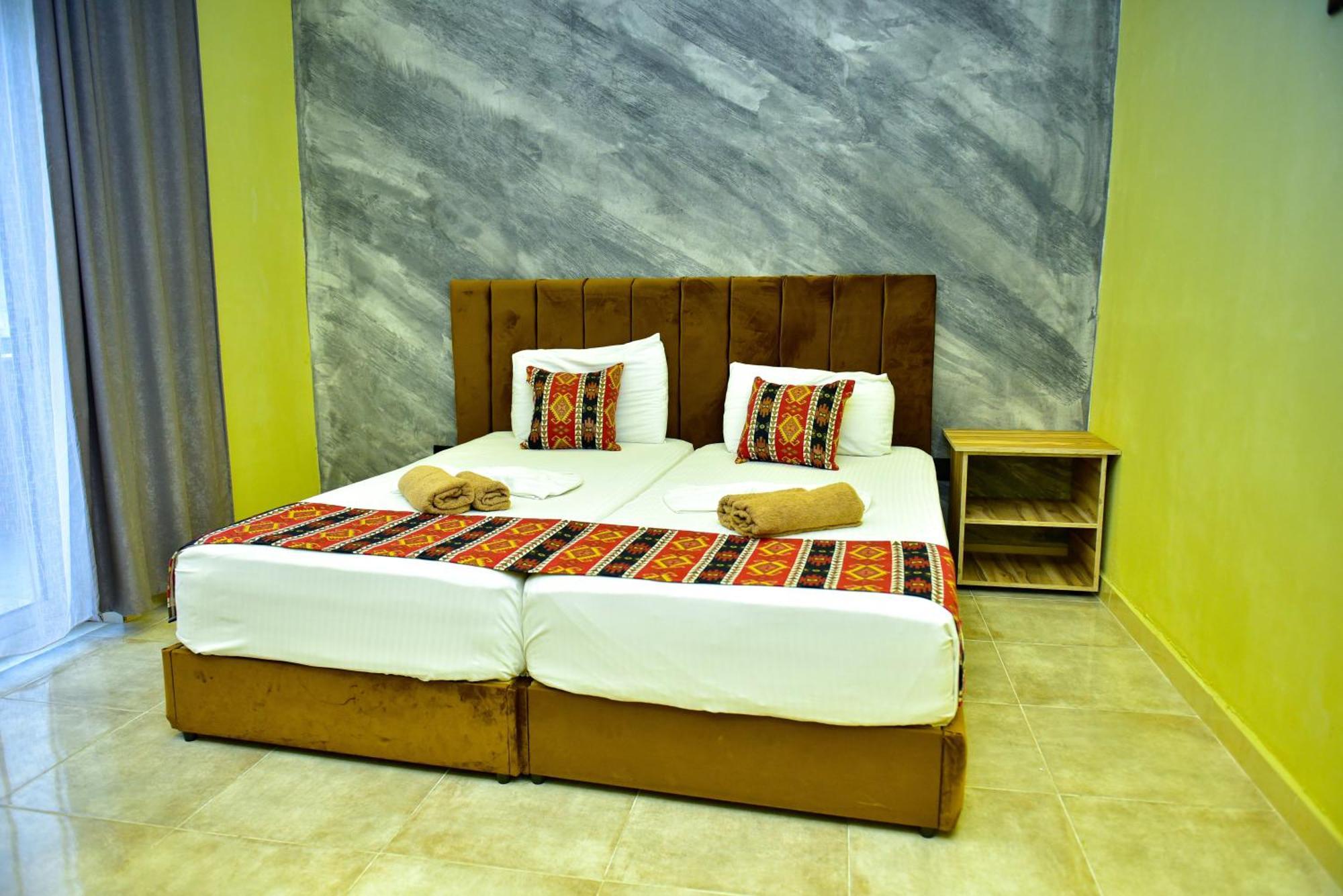 Te Bujtina Hotel- Cozy Stay With Traditional Breakfast Near Beach Golem  Exteriör bild