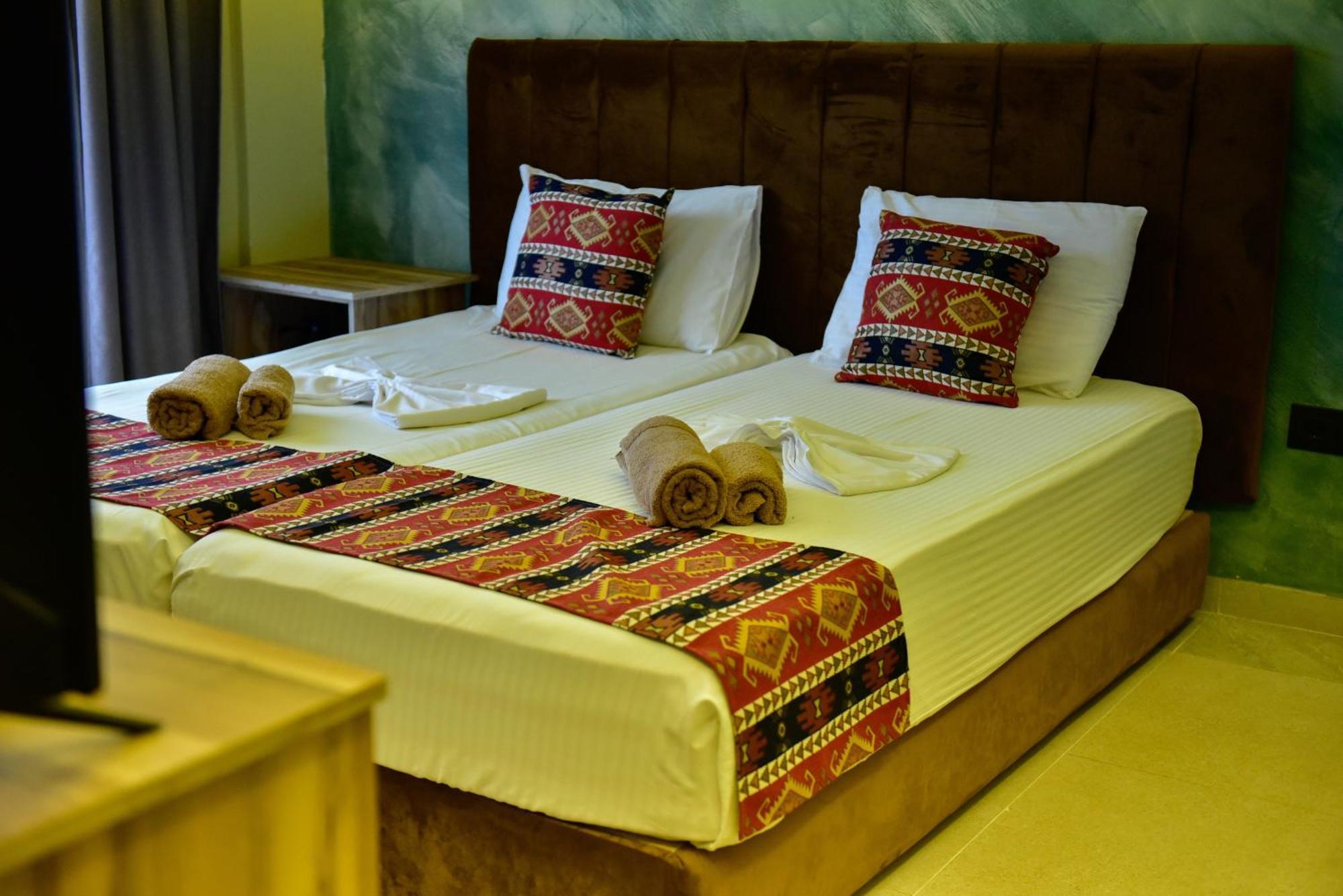 Te Bujtina Hotel- Cozy Stay With Traditional Breakfast Near Beach Golem  Exteriör bild
