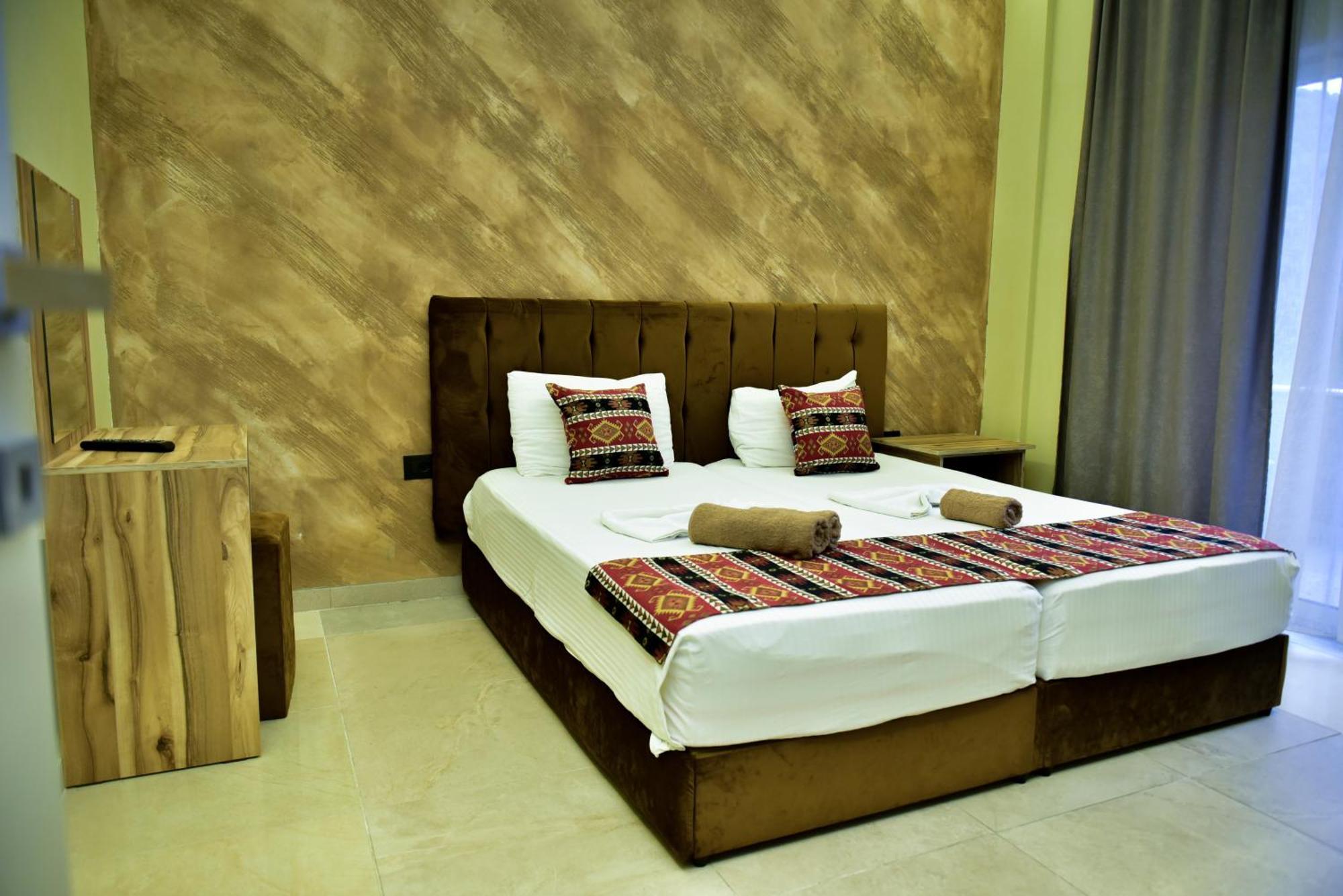 Te Bujtina Hotel- Cozy Stay With Traditional Breakfast Near Beach Golem  Exteriör bild