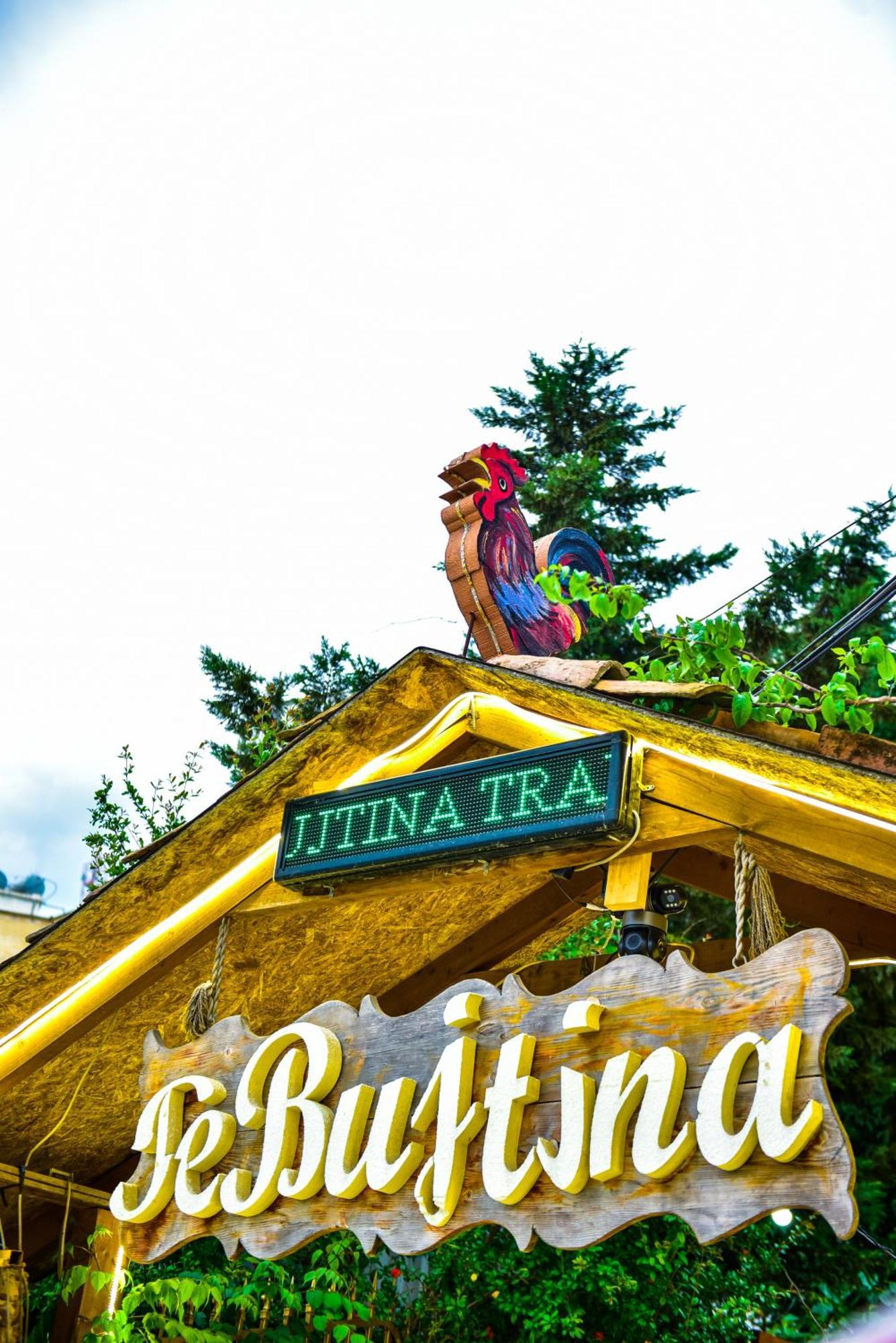 Te Bujtina Hotel- Cozy Stay With Traditional Breakfast Near Beach Golem  Exteriör bild