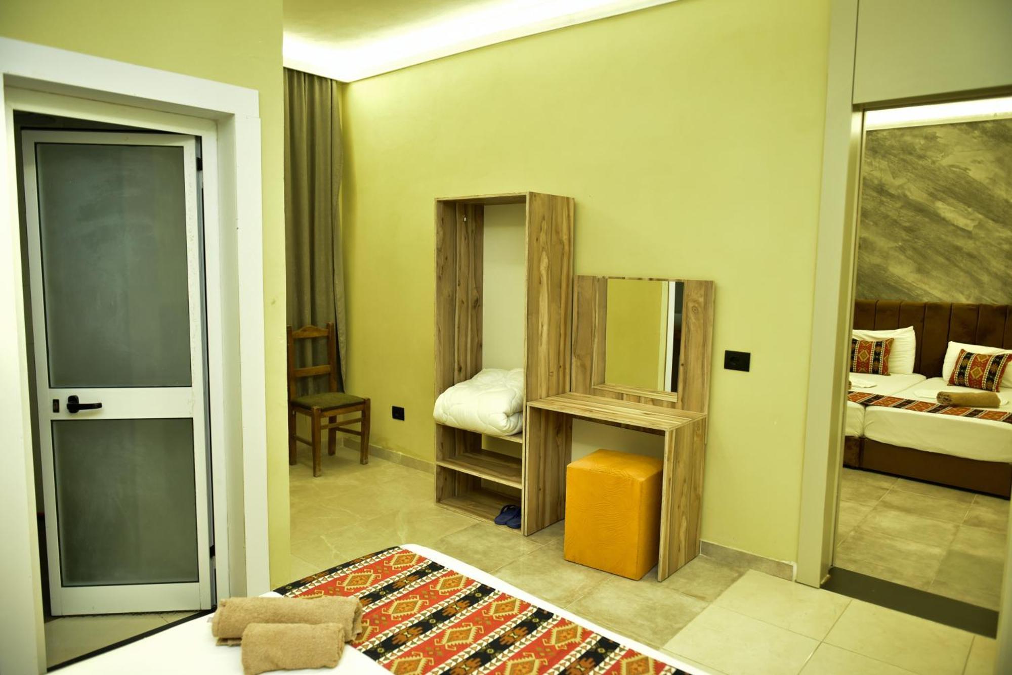 Te Bujtina Hotel- Cozy Stay With Traditional Breakfast Near Beach Golem  Exteriör bild